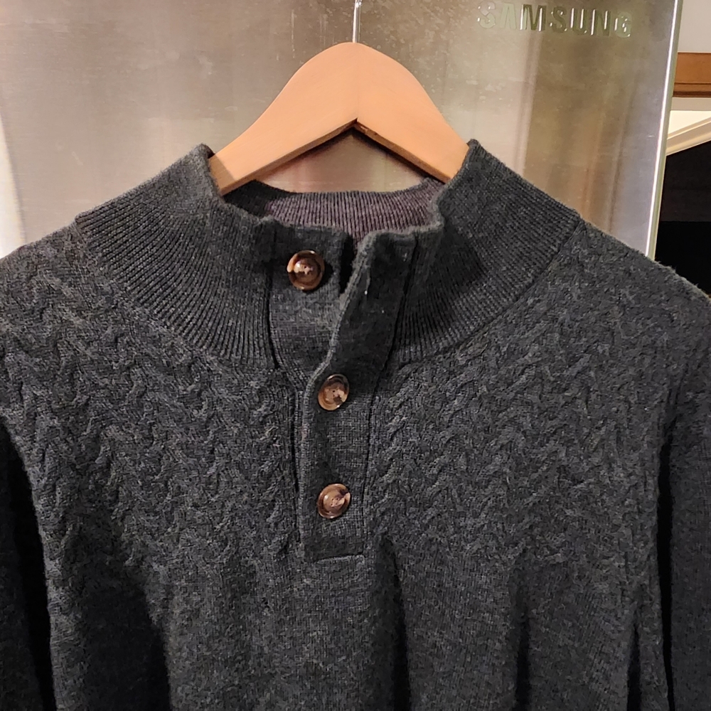 Men's Turnbury Extra Fine Marino Wool 3 button sweater. XL.